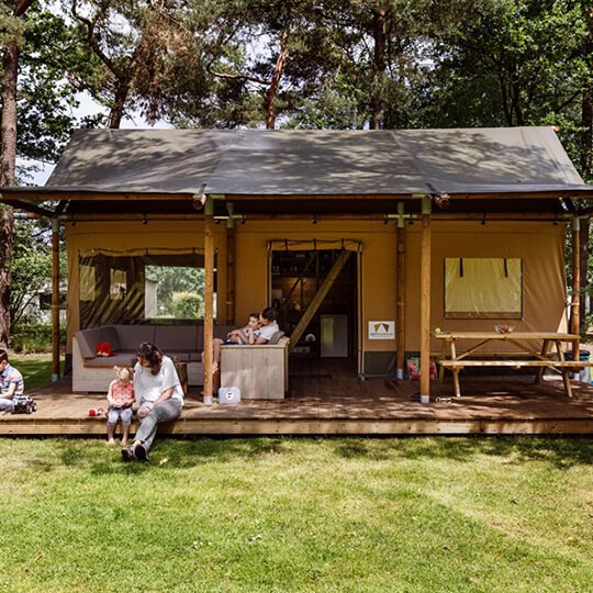 glamping tent met sanitair