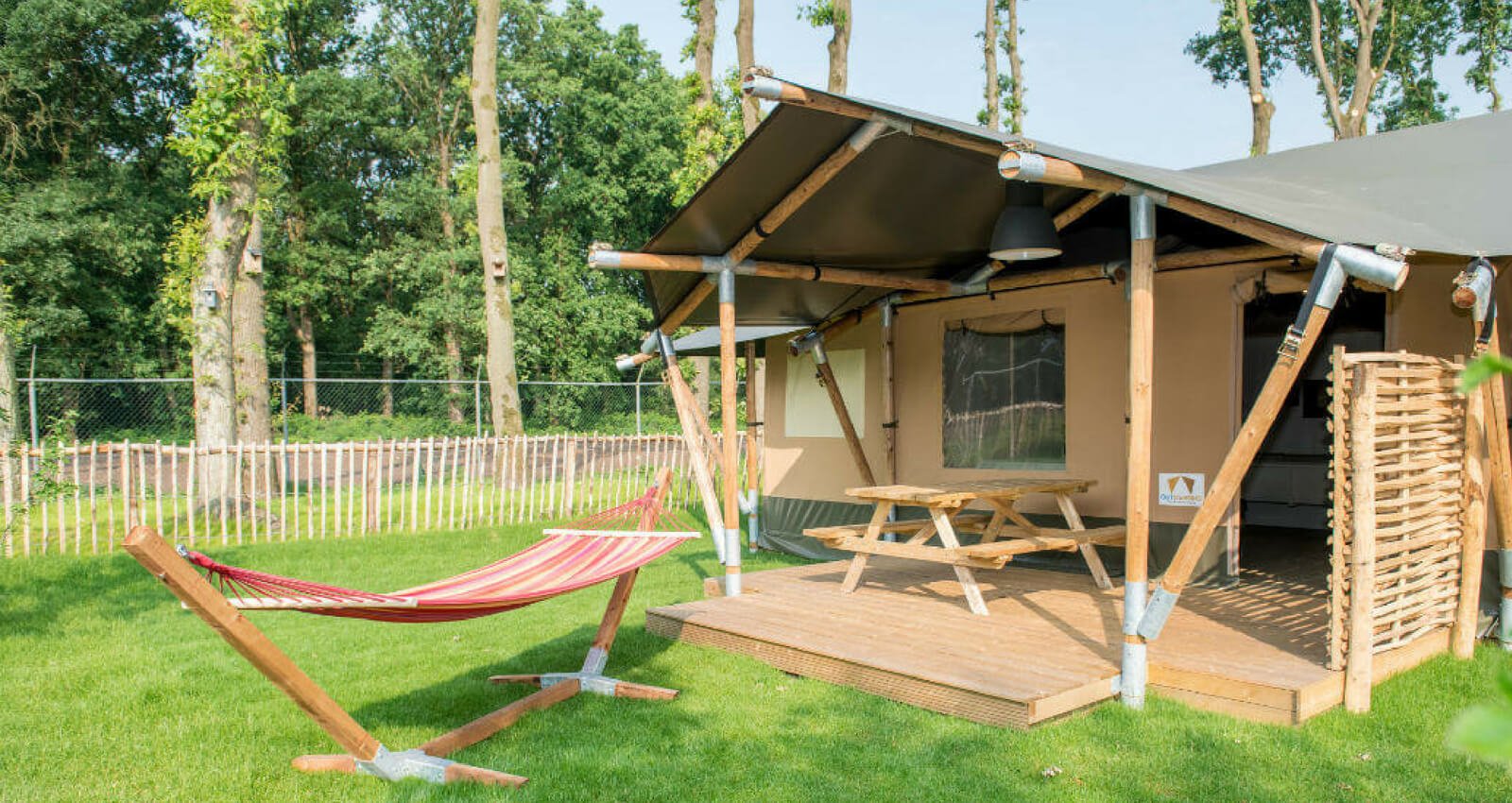 Grote glamping lodge met sanitair
