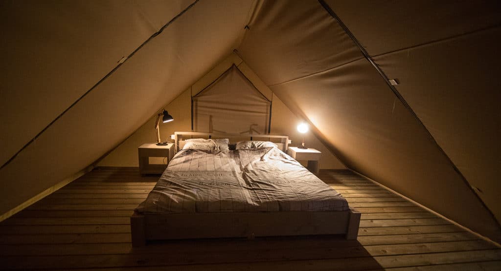 luxe glamping tent bovenverdieping