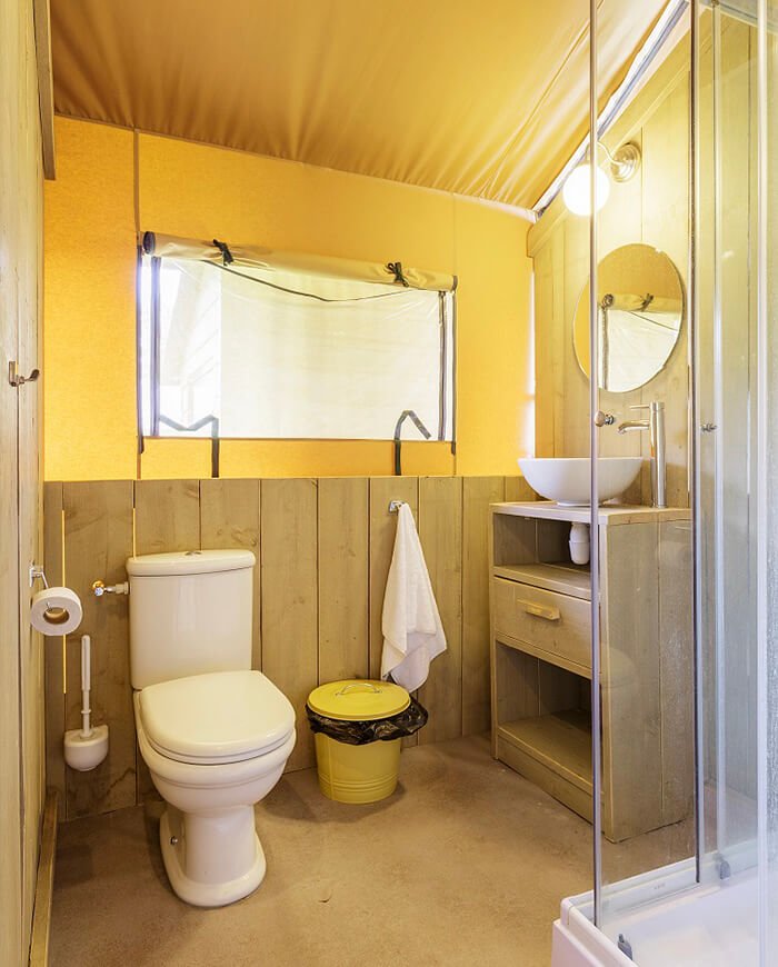 lodge tent met sanitair